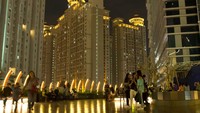 Ketika detikTravel datang ke lokasi pada hari Minggu malam, jembatan tersebut memang sangat ramai. Alasannya, lampu berwarna kuningan yang menghiasi jembatan tersebut sangat cantik dan menarik traveler yang datang (Randy/detikTravel)