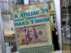 Dolar AS Turun ke Rp 13.365