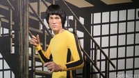 Aktor laga legendaris Bruce Lee tampil dengan busananya yang khas.