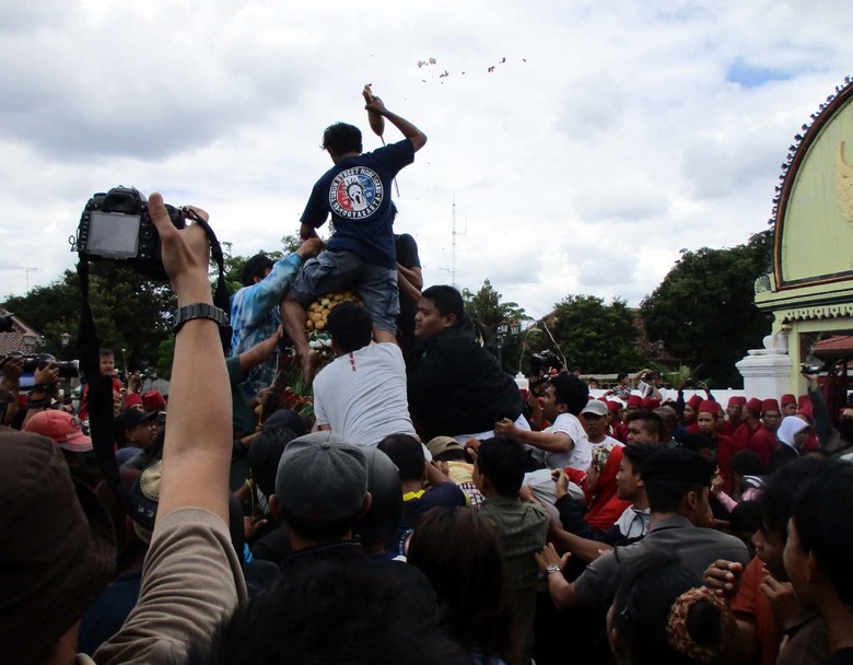 Berebut Gunungan Keraton Yogya, Tradisi yang Tetap Pikat 