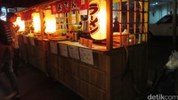 Mengusung konsep Yatai, para pengunjung dapat menikmati makanan di bawah tenda sederhana. Ada tiga gerobak yang bisa Anda pilih. Mulai dari gerobak ramen hingga oden yang bisa langsung di pilih.