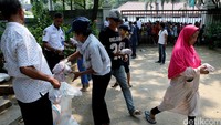 Kemendag menyembelih 29 ekor sapi dan dibagikan ke fakir miskin.
