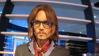 Johnny Depp tampil dengan gaya berbusananya yang nyentrik.