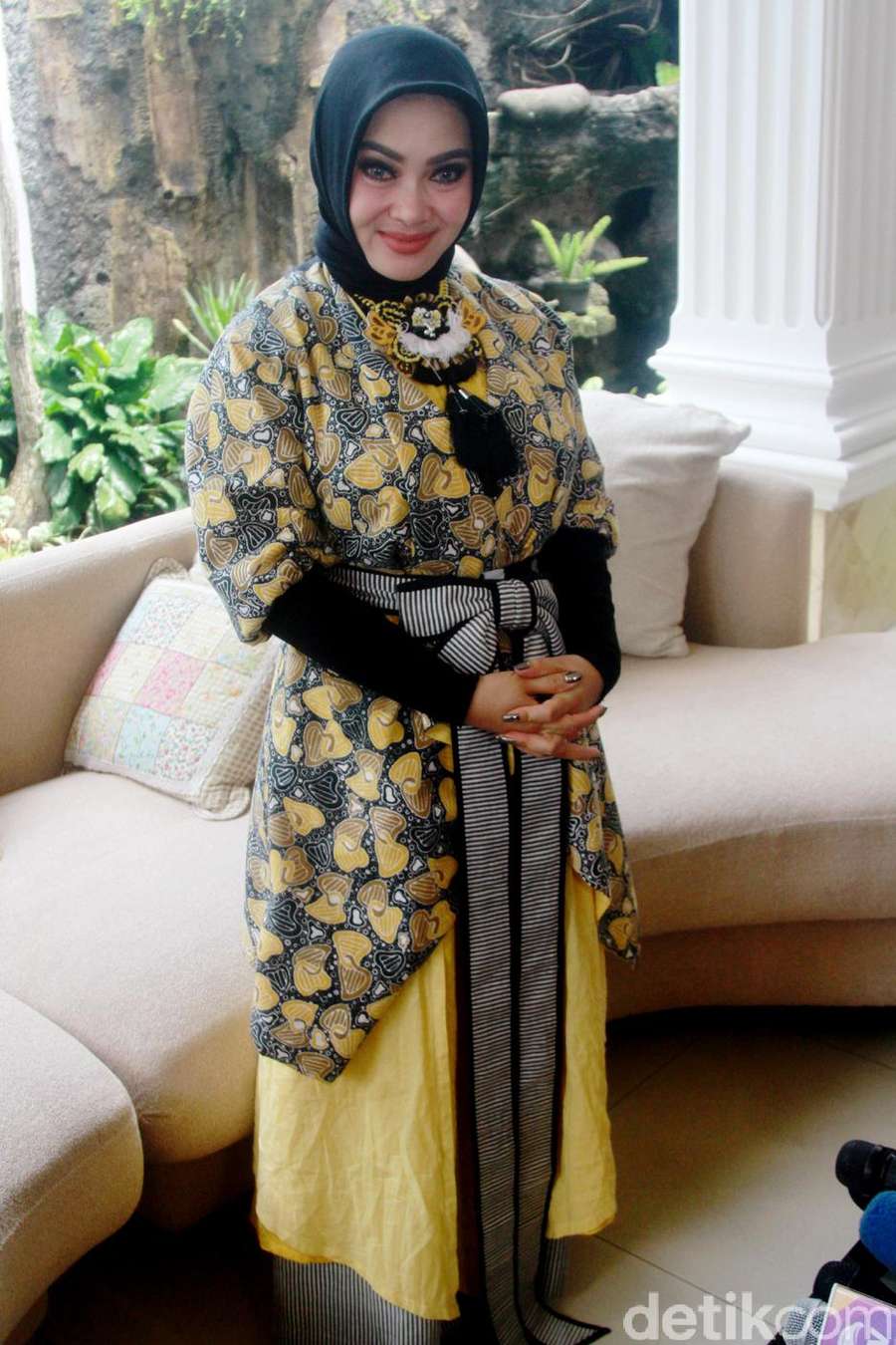Gaya Syahrini Saat Potong Kurban di Rumahnya