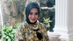 Gaya Syahrini Saat Potong Kurban di Rumahnya