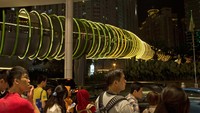 Jembatan itu pun tampak lebih cantik saat malam hari. Tampak dari pendar warna kuning yang bersinar di sekeliling jembatan (Randy/detikTravel)