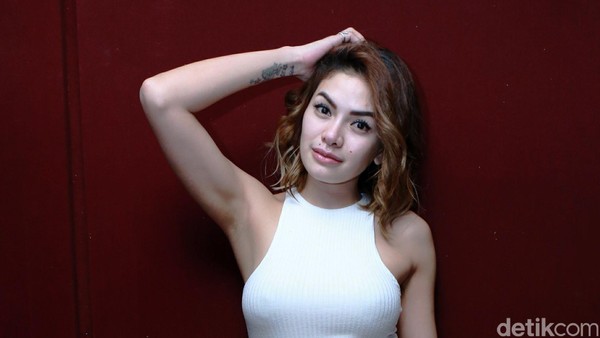 Nikita Mirzani Pamer Lekuk Tubuh
