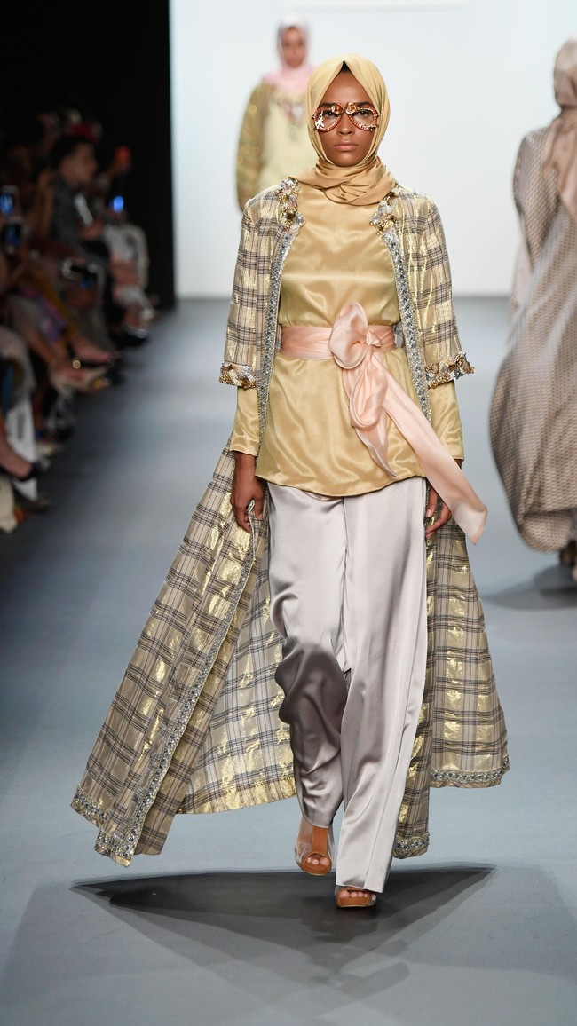 Bos First Travel itu membawa 48 koleksi bertemakan DJakarta bernuansa pastel dan keemasan. Foto: Getty Images/Frazer Harrison