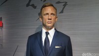 Bintang James Bond Daniel Craig nampak necis lewat setelan jas hitamnya.