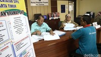 Petugas melayani warga yang akan mengurus berbagai keperluan di Kelurahan Cawang.
