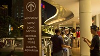 Menariknya, jembatan yang berfungsi sebagai penghubung dari dua mall tersebut juga menyediakan area santai untuk duduk-duduk. Lokasinya tepat sebelum pintu masuk mall Neo Soho (Randy/detikTravel)