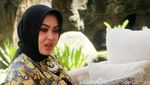 Gaya Syahrini Saat Potong Kurban di Rumahnya
