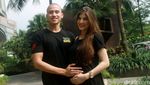 Happy Family! Muhammad Fardhan dan Istri Sumringah Banget