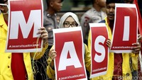 Puluhan mahasiswa yang mengenakan jaket alamamater UI berwarna kuning berasal dari gabungan seluruh fakultas di UI.