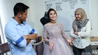 Redi, Dea dan Zaskia terlihat bercanda saat pesinetron yang akan menikah pada 16 Oktober itu mencoba gaunnya. Pool/Palevi S/detikFoto.
