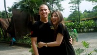 Pesinetron berusia 27 tahun itu tampak sumringah saat berpose bersama di depan kamera. Pool/Gus Mun/detikFoto.