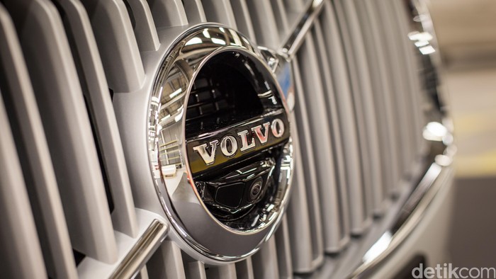 Logo mobil Volvo terlihat di grille SUV XC90, mobil otonom Volvo