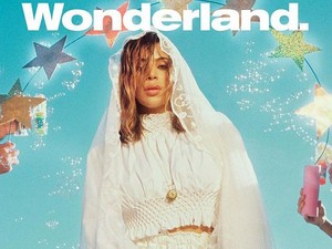 Kim Kardashian Bergaun Pengantin Seksi di Majalah