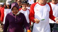 Risma bersama Presiden Direktur PT HM Sampoerna Tbk Paul Janelle menuju Kampung Nelayan, Sukolilo, Kenjeran, untuk melakukan aksi sosial pengecatan rumah nelayan. Pool/dok. PT HM Sampoerna.