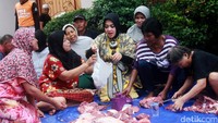 Tak hanya itu, ia juga membagikan daging kurbannya. Pool/Gus Mun/detikFoto.