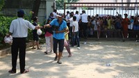 Petugas membagikan daging kurban di halaman Kemendag.
