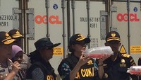 Susi dan Sri Mulyani kompak mengenakan topi dan kaca mata hitam serta rompi bea cukai. Foto: Muhammad Damar Wicaksono
