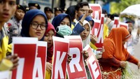 Mereka beraksi di kantor Kemenko Martitim, Menteng, Jakarta Pusat, Selasa (13/09/2016).