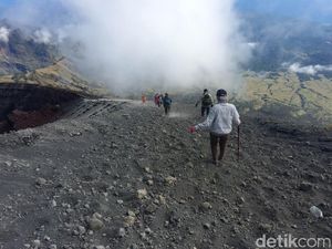 Para Pendaki yang Terjebak di Gunung Rinjani Berangsur-angsur Turun
