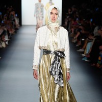 Anniesa Hasibuan disebut berhasil mencetak sejarah dan merupakan pioneer dari desainer modest wear yang menampilkan model yang seluruhnya berhijab di panggung utama NYFW 2017 di The Dock, Skylight, Moynihan Station, New York, Amerika Serikat. Foto: Getty Images/Frazer Harrison