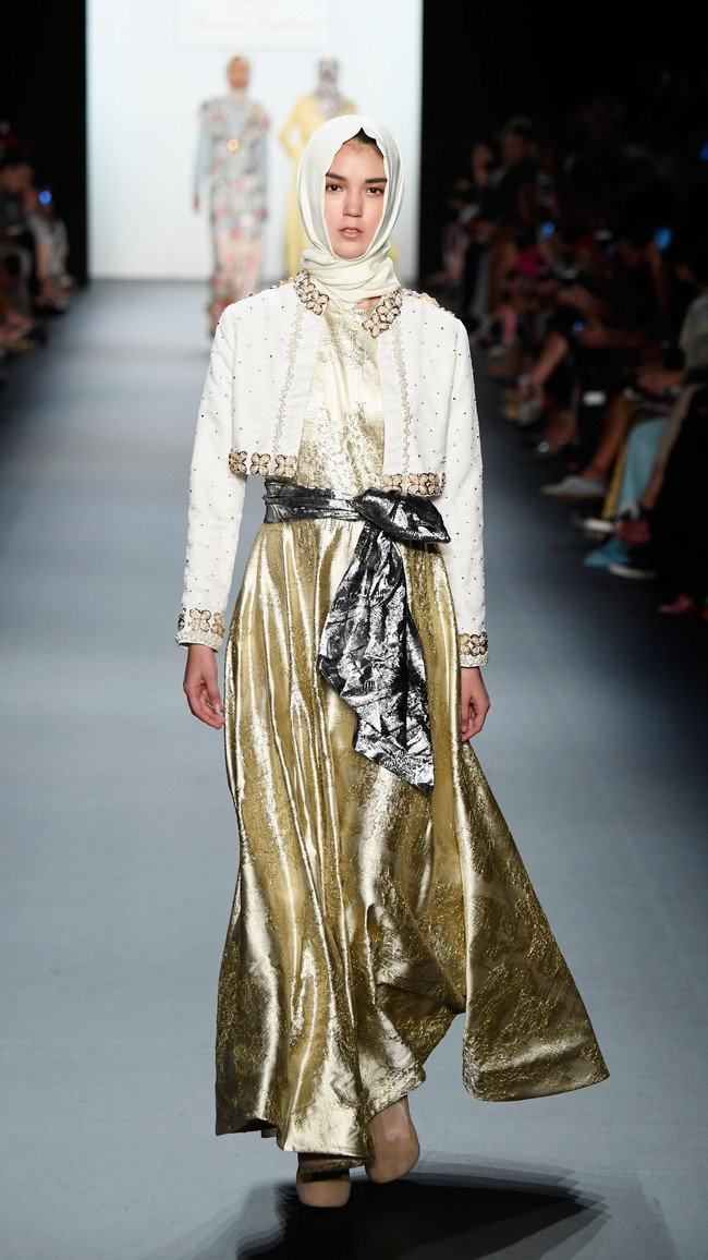 Anniesa Hasibuan disebut berhasil mencetak sejarah dan merupakan pioneer dari desainer modest wear yang menampilkan model yang seluruhnya berhijab di panggung utama NYFW 2017 di The Dock, Skylight, Moynihan Station, New York, Amerika Serikat. Foto: Getty Images/Frazer Harrison