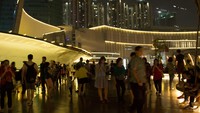 Bagi traveler yang pernah liburan ke Singapura, mungkin pernah melewati Helix Bridge yang menghubungkan Marina Centre dengan Marina Bay. Namun tidak kalah dengan Singapura, Jakarta punya jembatan Eco Skywalk yang sedang hits (Randy/detikTravel)