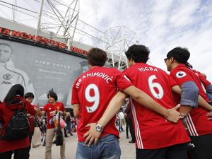 Barton: Old Trafford Pusat Turis, Emirates seperti Perpustakaan