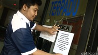 Petugas Kelurahan Cawang memasang pengumuman kerusakan aplikasi perekam data e-KTP di kantor Kelurahan Cawang, Jakarta, Selasa (13/9).