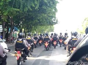 Pulang dari Pasar Kebon Bawang, Ahok Dikawal Puluhan Brimob Bersepeda Motor