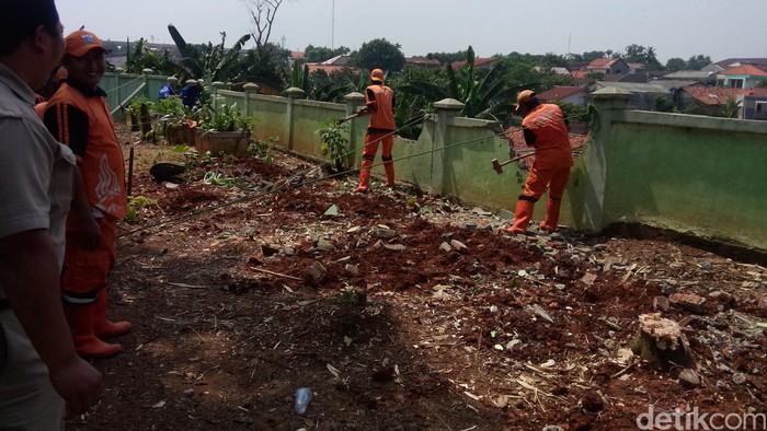 Cegah Longsor, Tembok Hutan Kota di Pondok Labu Dibongkar