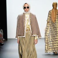 Untuk pertamakalinya, Anniesa Hasibuan tampil di New York Fashion Week (NYFW)  Spring/Summer 2017 pada September 2016. Ia disebut-sebut sebagai desainer pertama dari Indonesia yang pamerkan hijab di NYFW 2017. Foto: Getty Images/Frazer Harrison