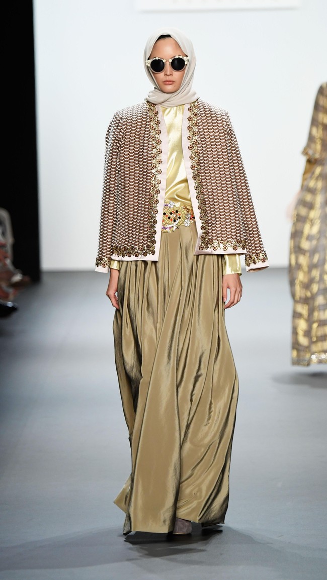 Untuk pertamakalinya, Anniesa Hasibuan tampil di New York Fashion Week (NYFW)  Spring/Summer 2017 pada September 2016. Ia disebut-sebut sebagai desainer pertama dari Indonesia yang pamerkan hijab di NYFW 2017. Foto: Getty Images/Frazer Harrison