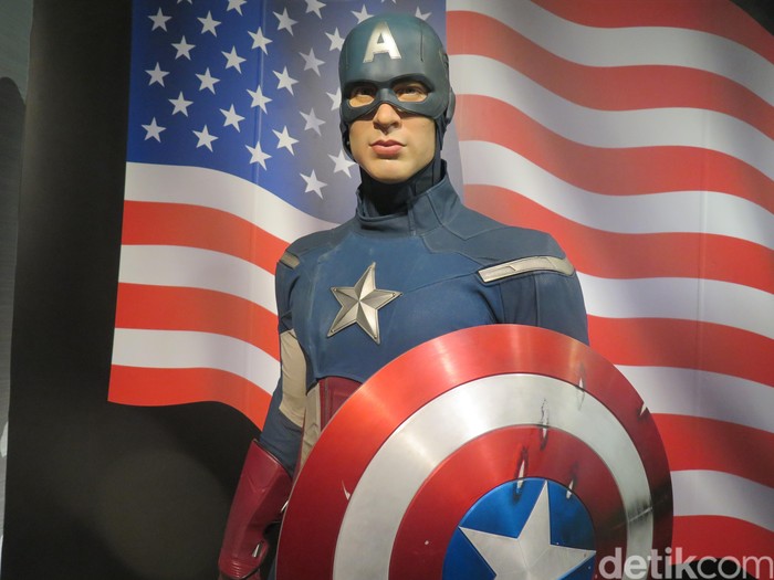 Patung lilin dari karakter komik Captain America saat dipamerkan di Museum Madame Tussauds di Bangkok, Thailand.