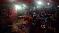 Foto: Warung lesehan tersedia di sepanjang pinggir alun-alun. Dari bakmi godog, nasi goreng sampai wedang ronde, tinggal pilih sesuai selera (Fitraya/detikTravel)
