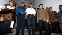 Menteri Koordinator Bidang Kemaritiman sekaligus Plt Menteri ESDM, Luhut Binsar Pandjaitan bersama Gubernur Jakarta Basuki Tjahaja menuruni tangga Gedung ESDM usai melakukan pertemuan tertutup terkait kelanjutan reklamasi Teluk Jakarta.