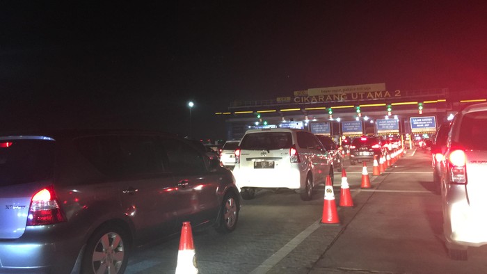 Antrean Kendaraan di Gerbang Tol Cikarang Utama 2 ke Jakarta Masih Padat