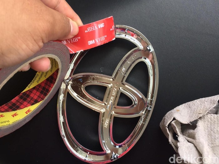 Trik mengganti logo Garuda di Calya dengan logo Toyota