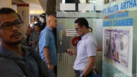 Antrean di jasa penukaran uang di ITC Ambasador, Jakarta, Selasa (13/9/2016).