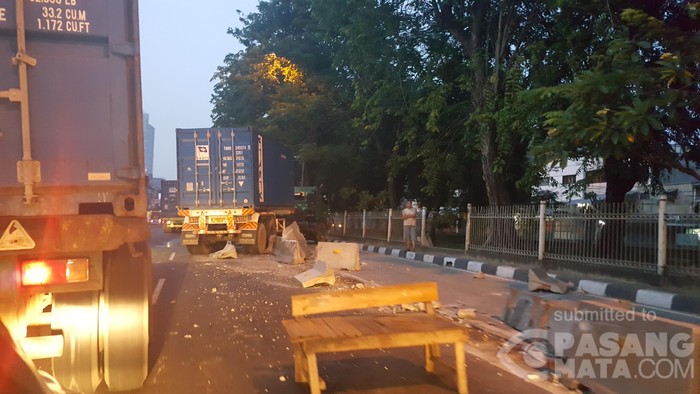 Truk Tabrak Separator Busway di Jalan Latumenten, Jakbar