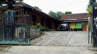 Kediaman orang tua Gatot Brajamusti yang lokasinya sekitar 50 meter dari padepokan juga sepi. Hanya terlihat dua mobil yang terparkir di halaman rumah.