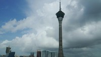 Foto: Macau Tower memang terkenal sebagai tempat terbaik menikmati Macau dari ketinggian. Asyiknya lagi, sejumlah aktivitas seru bisa dicoba juga di sana seperti bungee jumping dan skywalk (Kurnia/detikTravel)
