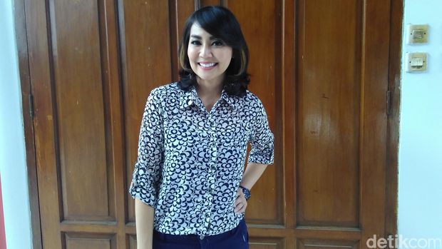 Petra Sihombing Ciuman dengan Sesama Pria, Bokong Zaskia Gotik Dipegang Fans