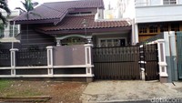 Dulu kediaman Gatot Brajamusti di Pondok Pinang, Jakarta Selatan, ramai dikunjungi orang hingga larut malam. Tetapi, rumah yang dijadikan gudang menyimpan narkoba guru spiritual penyanyi Reza Artamevia itu kini sepi.