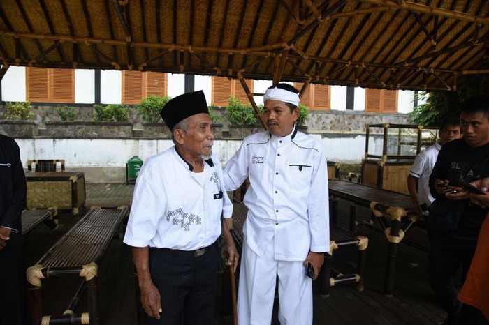Bupati Dedi Bantu Pejuang Trikora yang Hidup Berjualan Perabot Plastik
