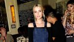 Gaya Bohemian Emma Roberts dengan Busana Seperti Motif Batik